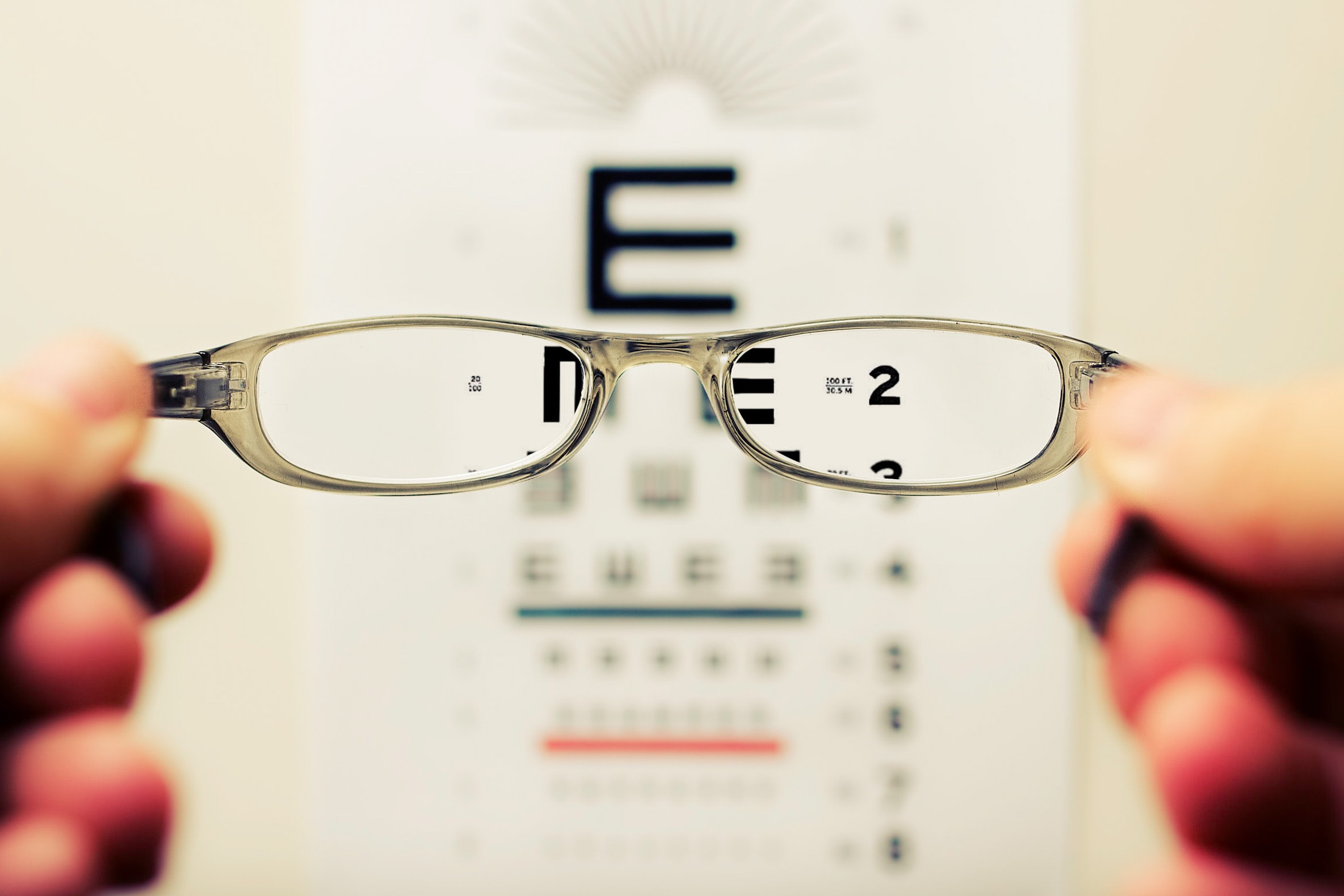 قطره چشمی جایگزین عینک
